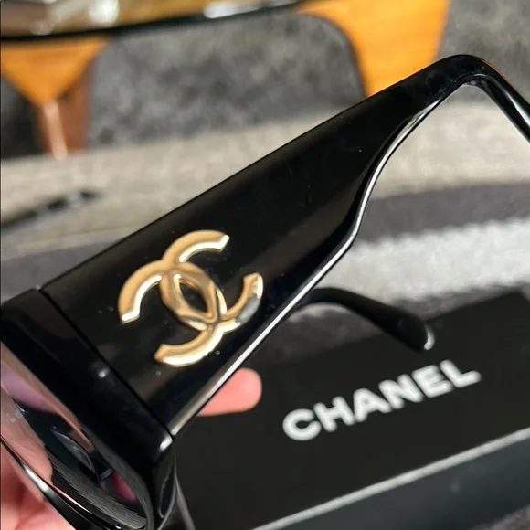 CHANEL Black Sunglasses with Gold Logo - Picture 2 of 11